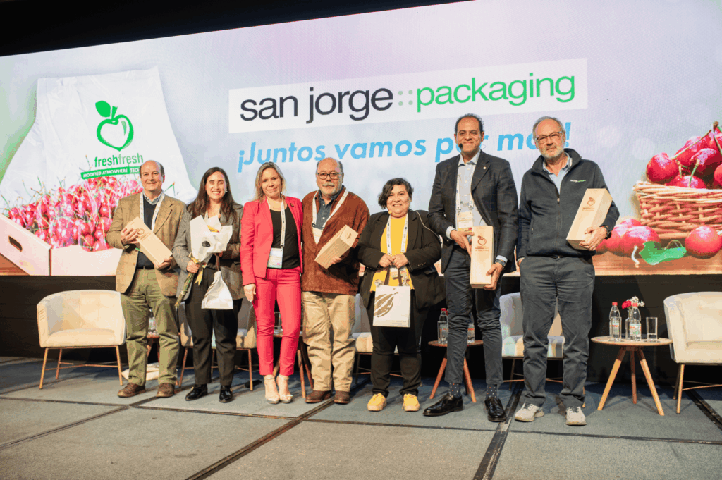 Equipo san Jorge Packaging en escenario de evento Junto vamos por más