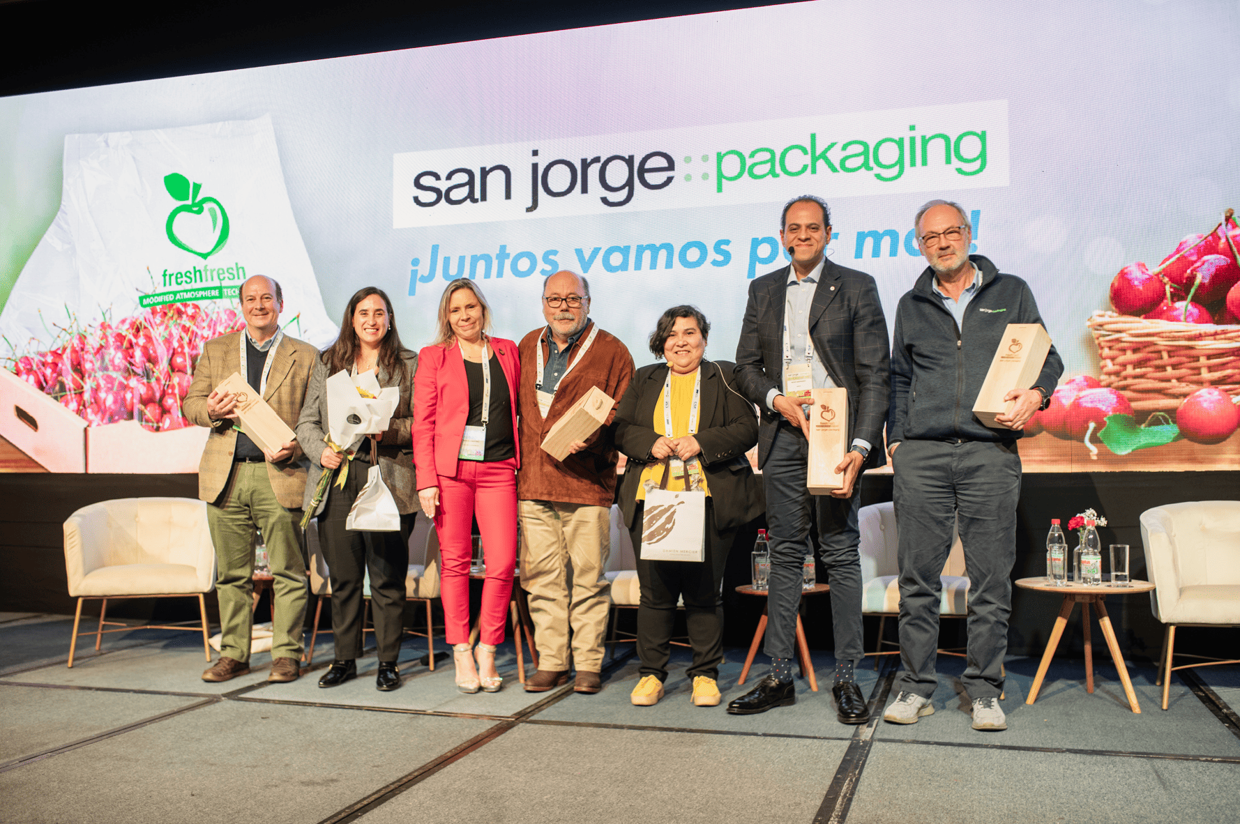 Equipo san Jorge Packaging en escenario de evento Junto vamos por más
